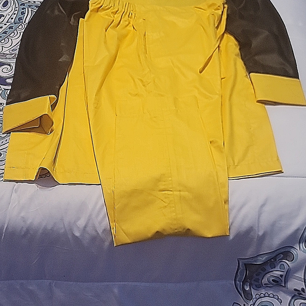 Senator men suit quality materials, new, medium, yellow & black.